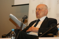 Władysław Bartoszewski siedzi w fotelu i mówi do mikrofonu