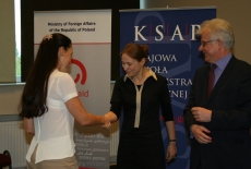 Wręczenie dyplomu uczestnikowi przez Dyrektora KSAP obok stoi Pani Katarzyna Pełczyńska – Nałęcz