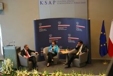 Pani Catherine Ashton siedzi na fotelu i mówi do mikrofonu obok Radosław Sikorski i Pan Prowadzacy
