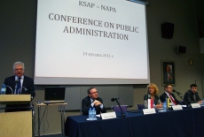 Dyrektor KSAP Jacek Czaputowicz przemawia na mównicy obok przy stole prezydialnym siedzą pozostali prowadzący