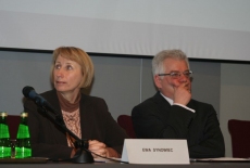 Pani Ewa Synowiec oraz Dyrektor KSAP siedza przy stole