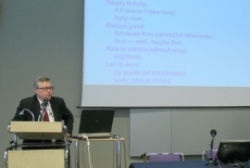 prof. Gaert Bouckaert stoi przy mównicy i przemawia,