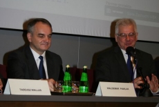 Pan Waldemar Pawlak oraz dyrektor KSAP siedzą przy stole prezydialnym