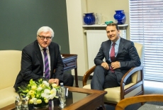 Mininster Sikorski i Podsekretarz Stanu ds. polityki bezpieczeństwa w Ministerstwie Spraw Zagranicznych Bogusław Winid siedzą w gabinecie.