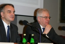 Pan Waldemar Pawlak oraz dyrektor KSAP siedzą przy stole prezydialnym