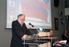 Pan Vladimir Churov stoi przy mównicy i przemawia
