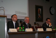 Pan Waldemar Pawlak siedzi i mówi do mikrofonu, obok siedzą Dyrektor KSAP Jacek Czaputowicz i Zbigniew Czachór