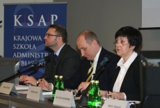 Pan Filip Jasiński, Pan Maciej Szpunar i Pani Grazyna Szpor siedza przy stole