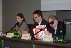 przy stole prezydialnym siedzą Pani Agnieszka Pomaska, Pan Zbigniew Czachór, Pan Tadeusz Iwiński 