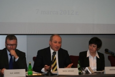 Pan Filip Jasiński, Pan Maciej Szpunar i Pani Grazyna Szpor siedza przy stole