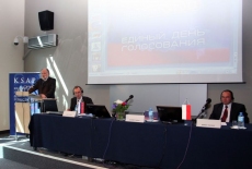 Pan Vladimir Churov stoi przy mównicy i przemawia