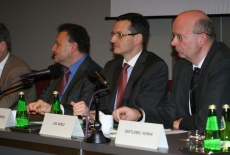  Pan Witold Orłowski , Pan Mateusz Morawiecki i Pan Bartłomiej Nowak siedza przy stole prezydialnym