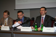 Pan Artur Nowak-Far , Pan Witold Orłowski i Pan Mateusz Morawiecki siedza przy stole prezydialnym