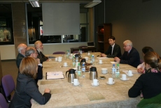 przedstawicieli urzędników rządu flamandzkiego siedza przy stole z Przedstawicielami KSAP i rozmawiają