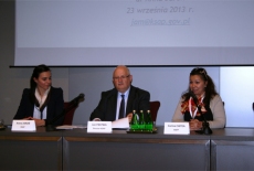 Za stołem prezydialnym siedzą od lewej: Anna Jaroń, Jan Pastwa, Corina Chitea