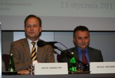 Pan Artur Nowak-Far i Pan Witold Orłowski siedza przy stole prezydialnym