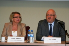 Dyrektor Krajowej Szkoły Administracji Publiczej Jan Pastwa siedząc w czerwonym fotelu przemawia po jego lewej stronie siedzi Pani Dorota Rosińska