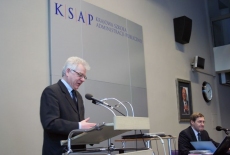 Dyrektor KSAP Jacek Czaputowicz przemawia na mównicy