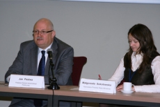 Przy stole prezydialnym siedzią: Dyrektor KSAP Jan Pastwa i Małgorzata Sokołowska KPRM