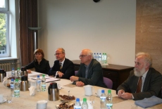 przedstawicieli urzędników rządu flamandzkiego siedza przy stole z Przedstawicielami KSAP i rozmawiają