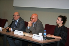 Za stołem prezydialnym siedzi od lewej: Jan Pastwa, Marek Kosewski i Małgorzata Skawińska.