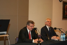 Bronisław Komorowski i Jacek Czaputowicz siedzą przy stole