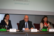 Za stołem prezydialnym siedzą od lewej: Anna Jaroń, Jan Pastwa, Corina Chitea