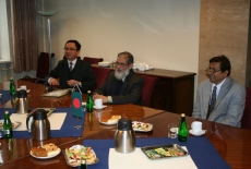 Przedstawiciele delegacji z Bangladesh Public Service Commission siedzą przy stole