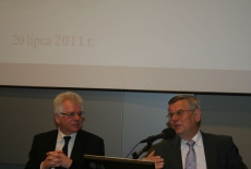 Dyrektor KSAP Jacek Czaputowicz i Tomasz Nałęcz siedza przy stole