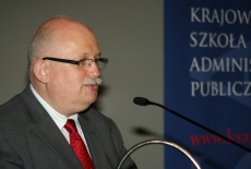Dyrektor KSAP Jan Pastwa Przemawia na mównicy