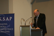  Pan Minister Jerzy Pomianowski stoi przy mównicy i przemawia