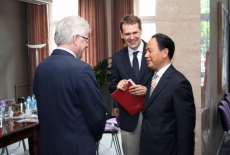 Przedstawiciele delegacji Chin witaja sie z Dyrektorem KSAP