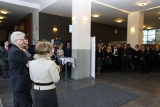 Widok na hol KSAP i zgromadzonych gości, pani Minister Elżbieta Radziszewska stoi i mówi do mikrofonu obok stoi Dyrektor KSAP i Pani
