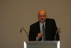  Pan Minister Jerzy Pomianowski stoi przy mównicy i przemawia