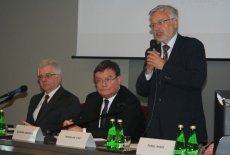 Przy stole siedzą Jacek Czaputowicz, Sławomir Brodziński Mirosław Stec