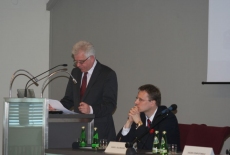 Dyrektor KSAP Jacek Czaputowicz stoi na mównicy i przemawia