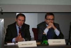 Za stołem prezydialnym siedzą od lewej: Wojciech Kalwat , Piotr Szlanta