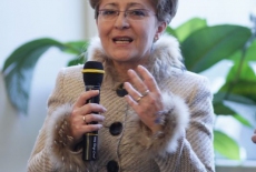pani Minister Elżbieta Radziszewska stoi i mówi do mikrofonu