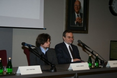 Za stołem prezydialnym siedzą od lewej: Piotr Koryś, Jakub Skiba