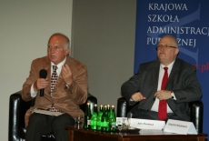 Janusz Hryniewicz (EUROREG, Uniwersytet Warszawski) mówi przez mikrofon, obok siedzi Dyrektor KSAP Jan Pastwa