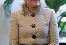pani Minister Elżbieta Radziszewska stoi