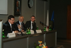 Sławomir Brodziński mówi do mikrofonu obok siedzą Mirosław Stec oraz Paweł Banaś