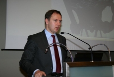 Wojciech Kalwat przemawia na mównicy