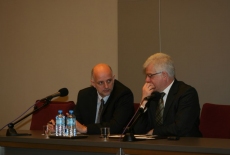  Pan Minister Jerzy Pomianowski siedzi przy stole prezydialnym razem z Dyrektorem KSAP