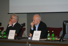 Dyrektor KSAP i Michał Boni siedza przy stole