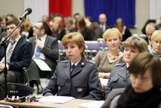 Uczestniczki panelu siedzą ubrane w mundur 