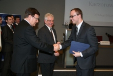 Sławomir Brodziński oraz Dyrektor KSAP wręczają absolwentowi dyplom