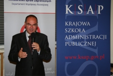 Z-ca Dyrektora KSAP Marek Haliniak mówi do mikrofonu na tle baneru KSAP