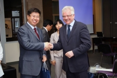Dyrektor KSAP sciska dłoń przedstawiciela delegacji Chin