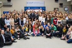 Zdjęcie grupowe Ambasadora USA i uczestników